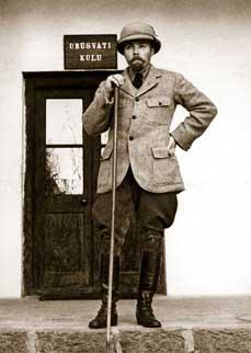 ЮНР у входа в институт Урусвати.1930е.